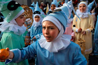 Binche festa de carnaval a Bèlgica Brussel·les. Bèlgica, el carnaval de Binche. Desfilada Festival Mundial de la UNESCO Patrimoni. Bèlgica, Valònia Municipi, província d'Hainaut, poble de Binche. El carnaval de Binche és un esdeveniment que té lloc cada any a la ciutat belga de Binche durant el diumenge, dilluns i dimarts previs al Dimecres de Cendra. El carnaval és el més conegut dels diversos que té lloc a Bèlgica, a la vegada i s'ha proclamat, com a Obra Mestra del Patrimoni Oral i Immaterial de la Humanitat declarat per la UNESCO. La seva història es remunta a aproximadament el segle 14.